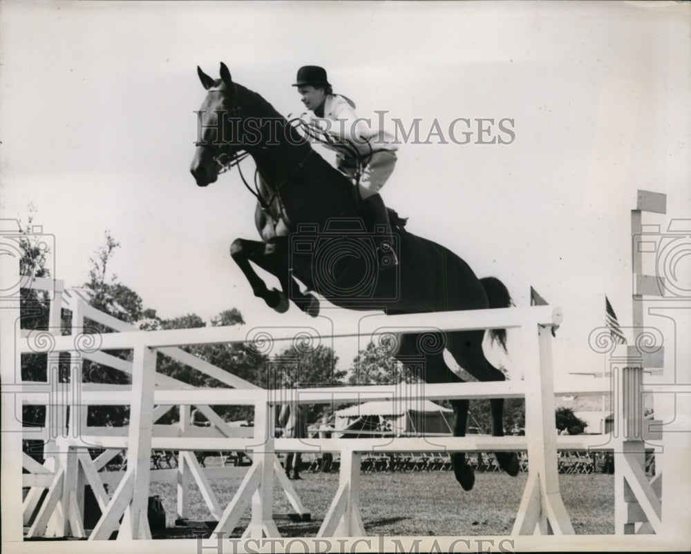 1938 Press Photo Mrs Lewis Bredin on Lady Norah at Piping Rock horse show NY- Historic Images