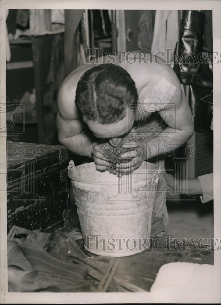 1937 Press Photo Jockey Jimmy Stout washes face after race at Hialeah Park- Historic Images