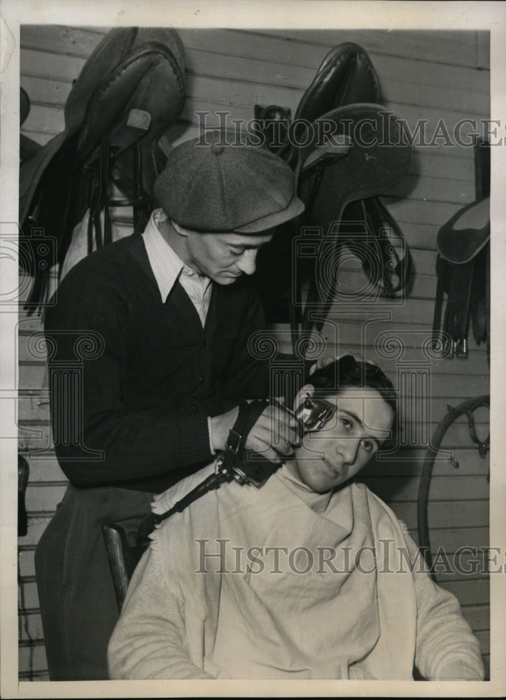 1939 Press Photo Jockey Claude Hawkins cuts Phil Mazzoni&#39;s hair, Churchill Downs- Historic Images