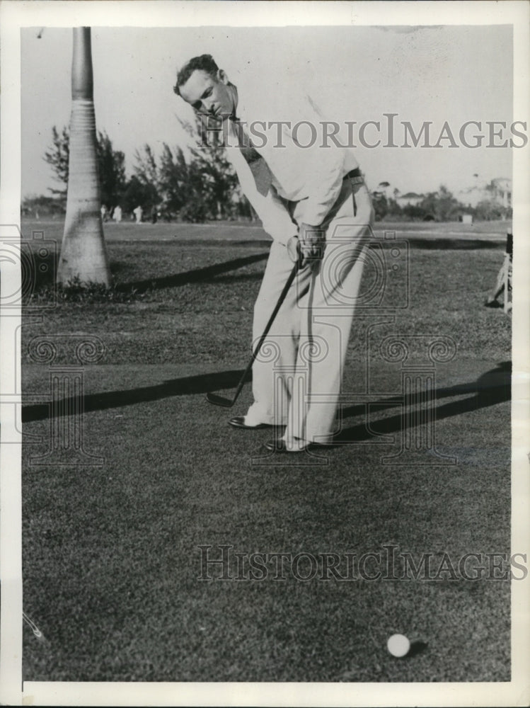 1936 Press Photo Golfer Denny Shute sinks putt at Miami&#39;s first Tropic Open- Historic Images