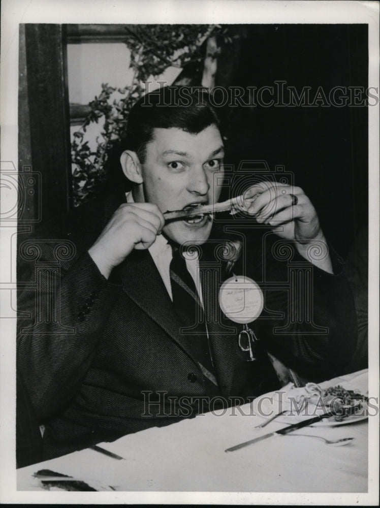 1940 Press Photo Boston College star Chet Gladchuk at Christmas Eve party- Historic Images