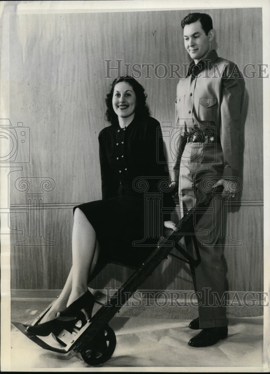 1940 Press Photo Hugh Holler models new working overalls with Evelyn Watson- Historic Images