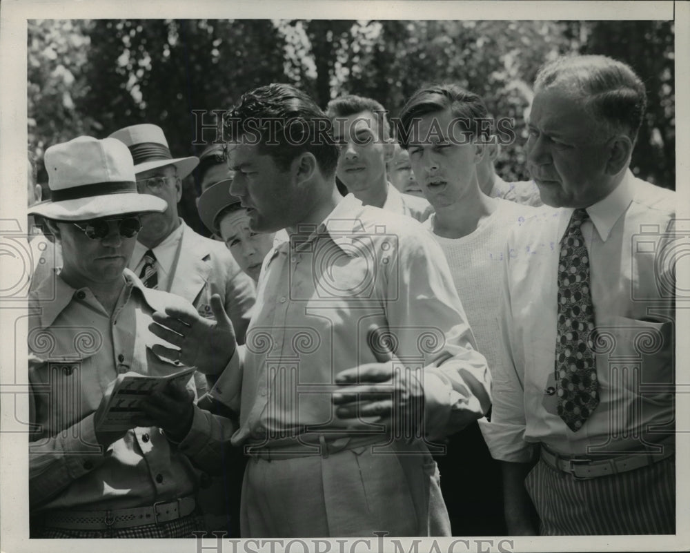 1948 Press Photo Golfer Lawson Little talks to reporters at a tournament- Historic Images