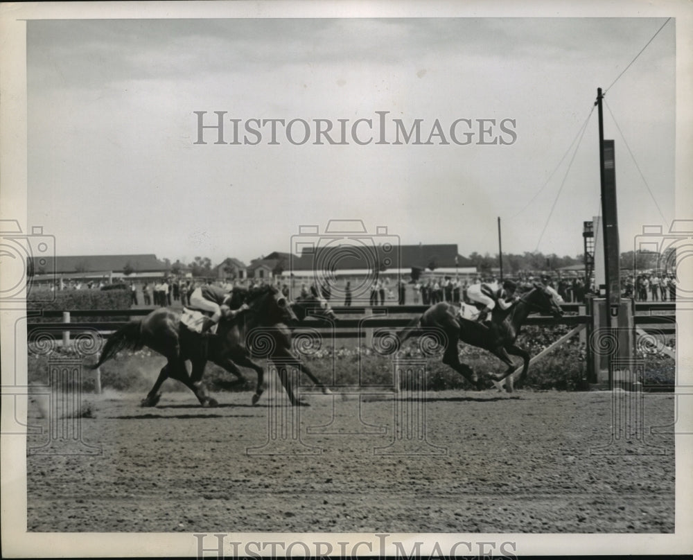 1945 Press Photo Aqueduct races NY J Pittarelli on Russian Valor - net26024- Historic Images