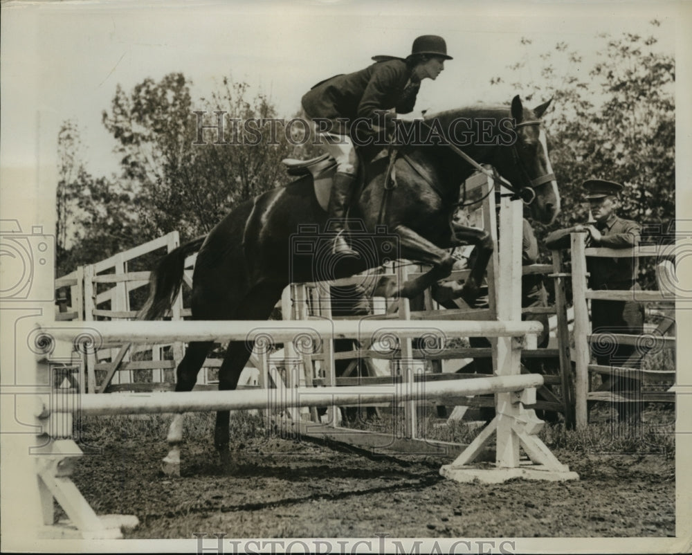 1935 Press Photo Jane Quantrell on mount at Bronxville Riding Club in NY- Historic Images