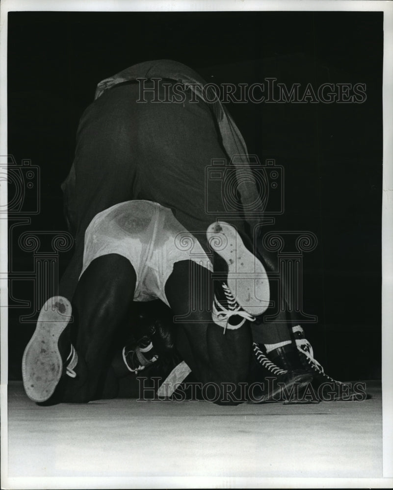 1969 Press Photo Referee Teddy Martin helps Paul Johnson at bout vs Jim Dupree- Historic Images