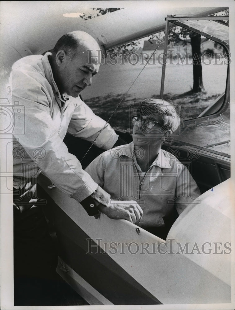 1965 Press Photo Instructor Mike Nemes &amp; Tom Hasenstaub in glider plane- Historic Images