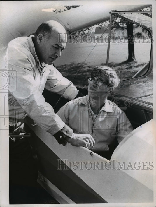 1965 Press Photo Instructor Mike Nemes & Tom Hasenstaub in glider plane- Historic Images