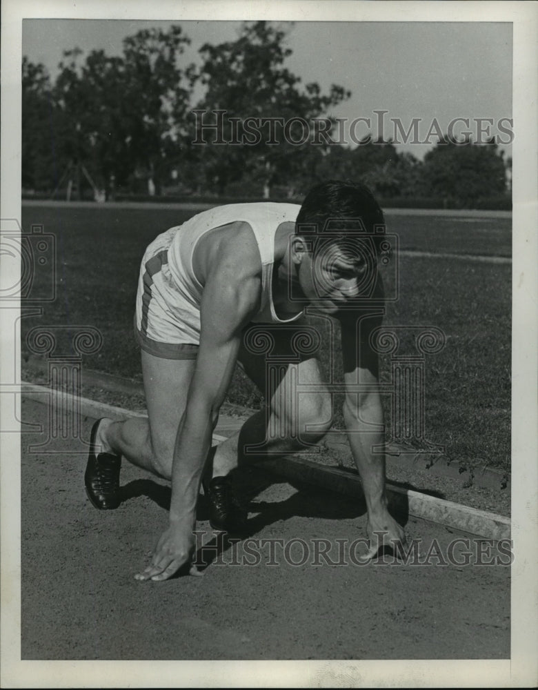 1939 Press Photo Clyde Jeffrey at a track meet ready in starting position- Historic Images