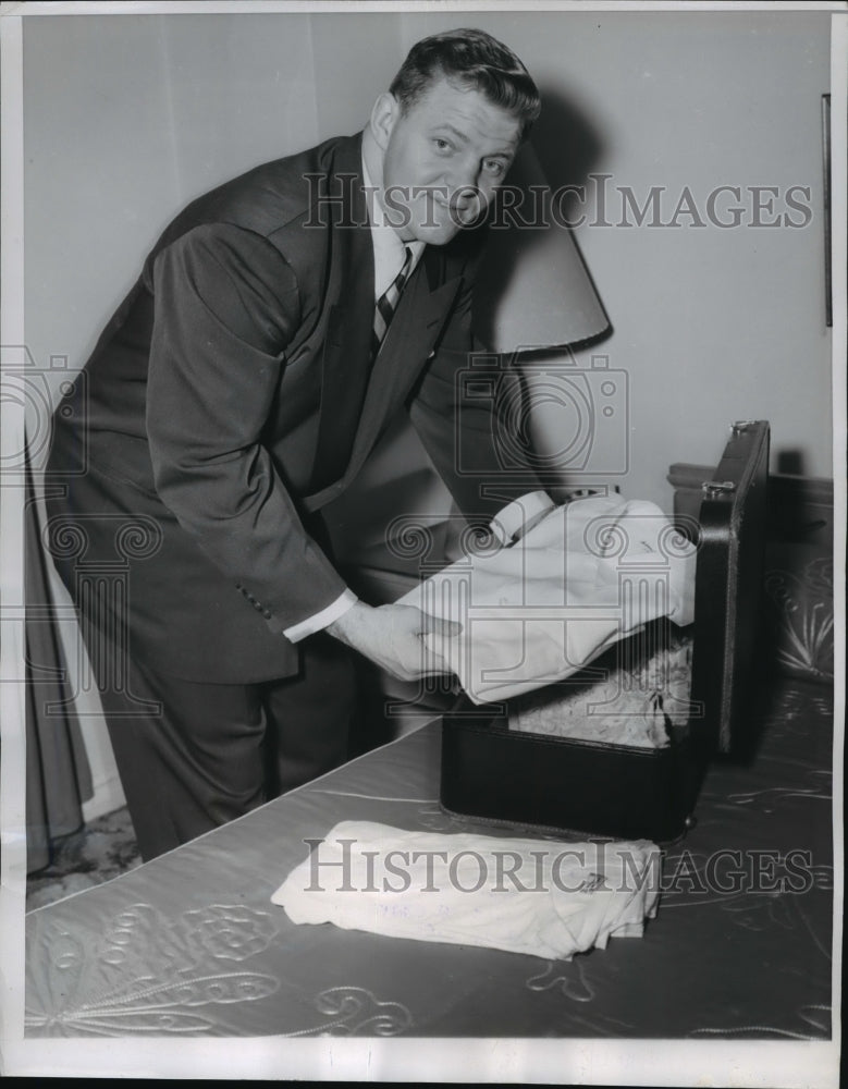 1954 Press Photo Bill Fisher Packing His Bags In His Home To Join Notre Dame- Historic Images