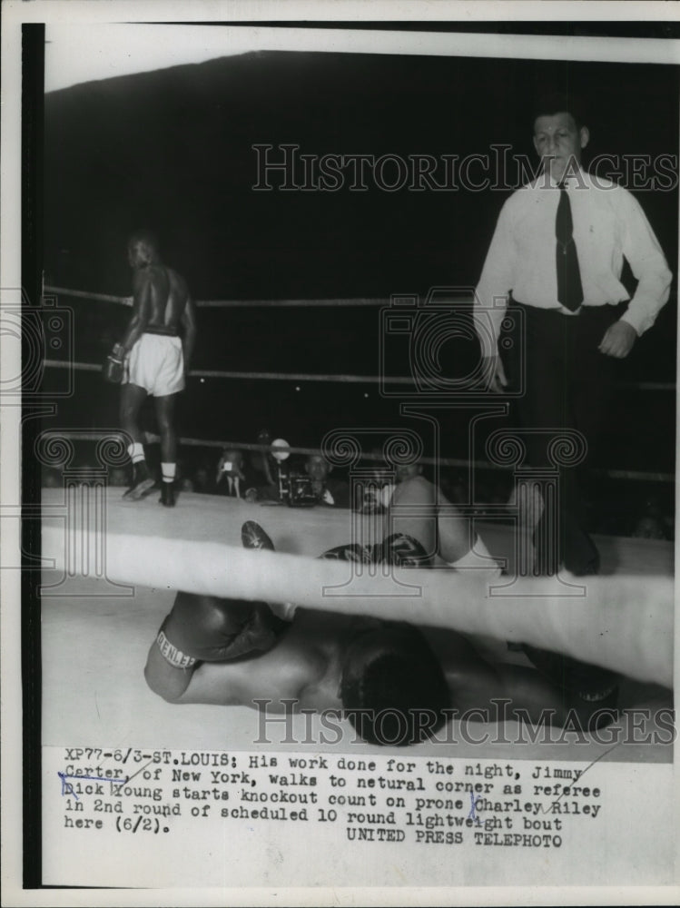 1954 Press Photo Jimmy Carte KOed Charley Riley, ref Dick Young in St Louis MO- Historic Images