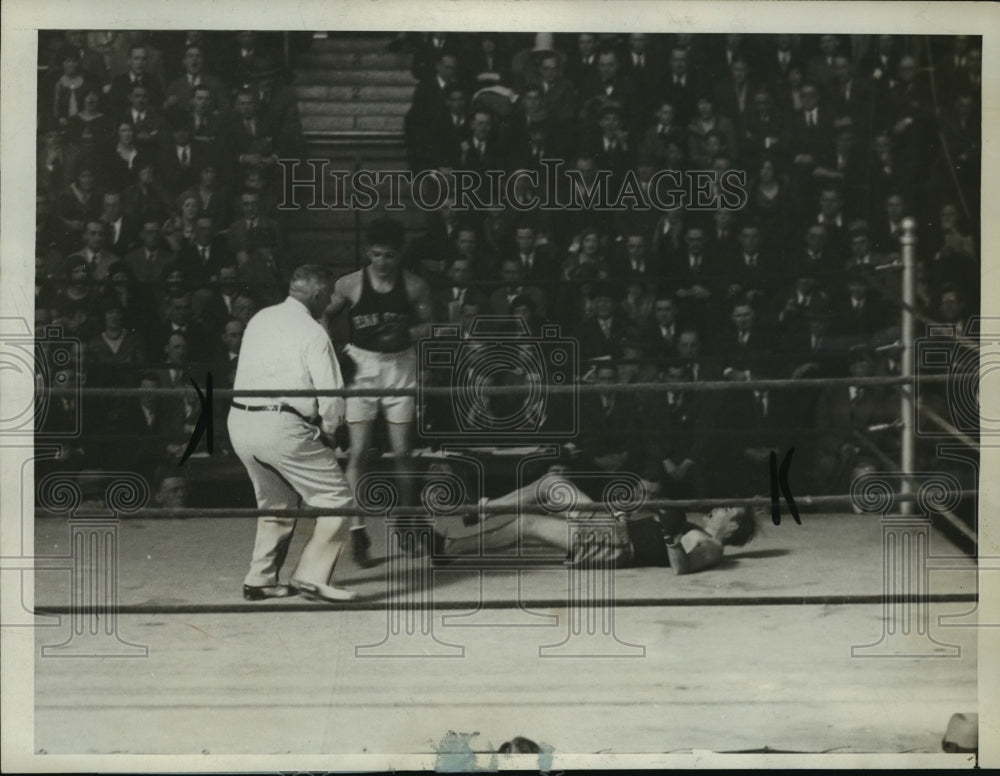 1930 Press Photo Boni J Casoni KOed George Murphy at bout at U of Penn- Historic Images