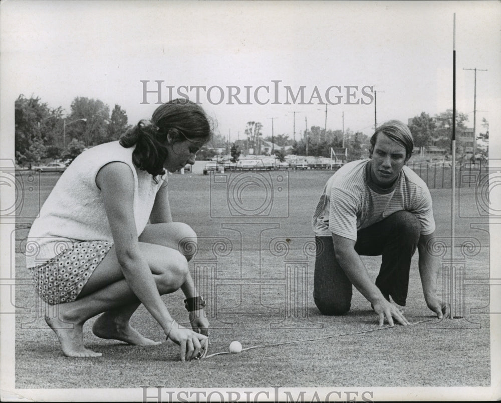 Press Photo Connie Desile &amp; Rick DiRenzo measure golf ball distance from hole- Historic Images