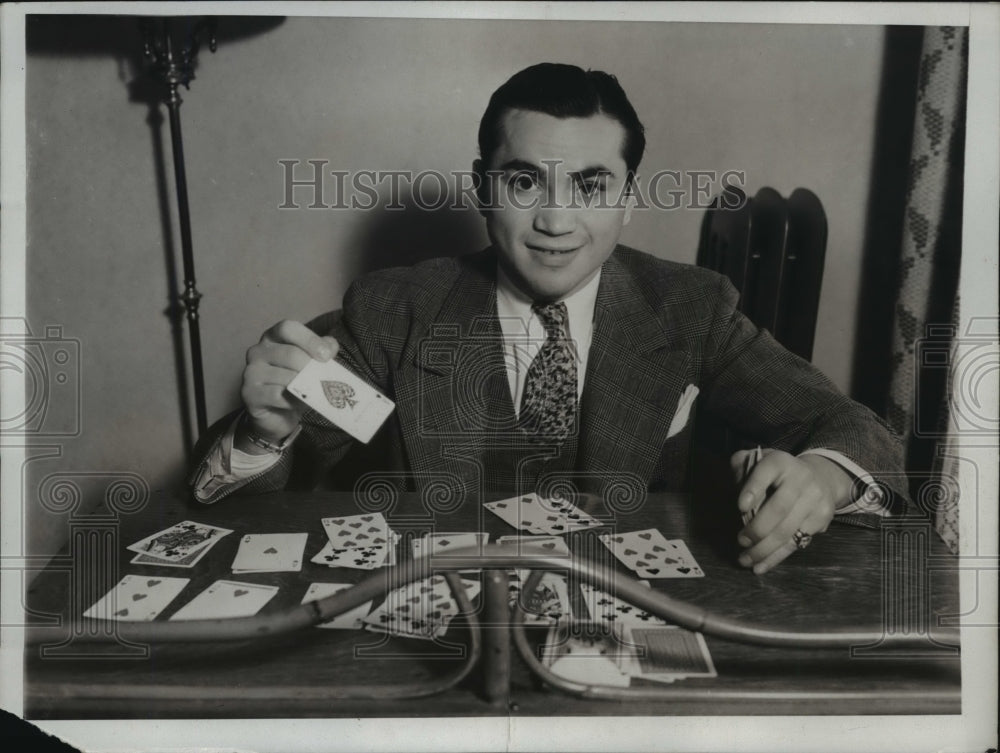 1934 Press Photo Boxer Barney Ross plays cards before bout vs Frankie Klick- Historic Images