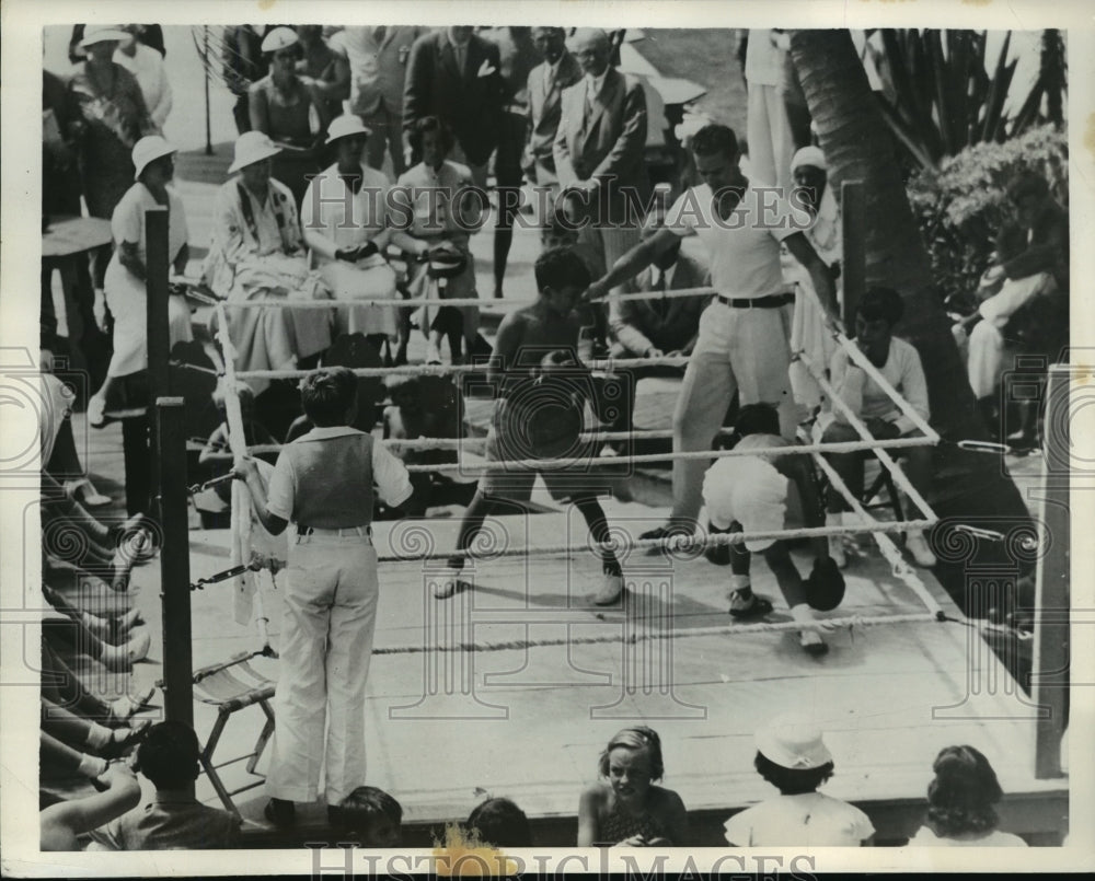 1934 Press Photo Bud Talbott downed by Algie Douglas at Miami Beach boxing- Historic Images