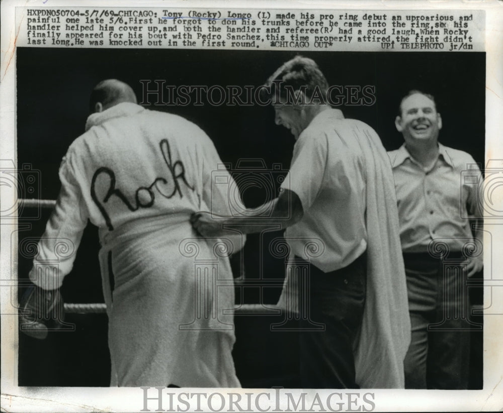 1969 Press Photo Tony Rocky Longo vs Pedro Sanchez at bout in Chicago- Historic Images