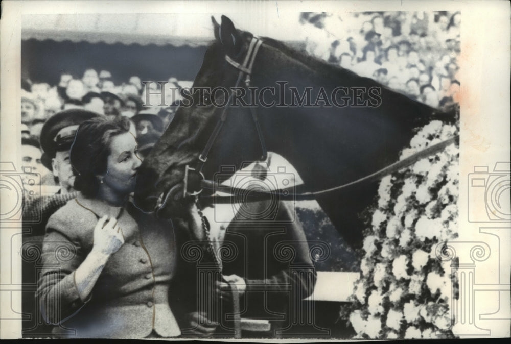 1957 Press Photo Mrs Richard Lunn owner &amp; horse Corn at Santa Anita CA- Historic Images