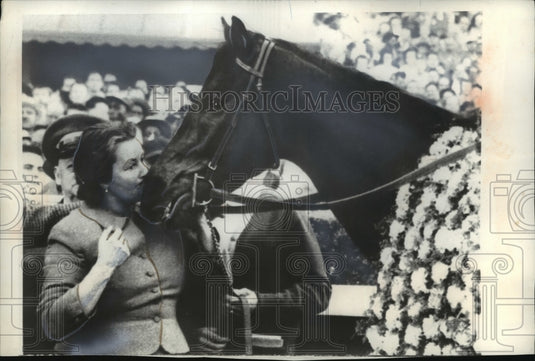 1957 Press Photo Mrs Richard Lunn owner & horse Corn at Santa Anita CA- Historic Images