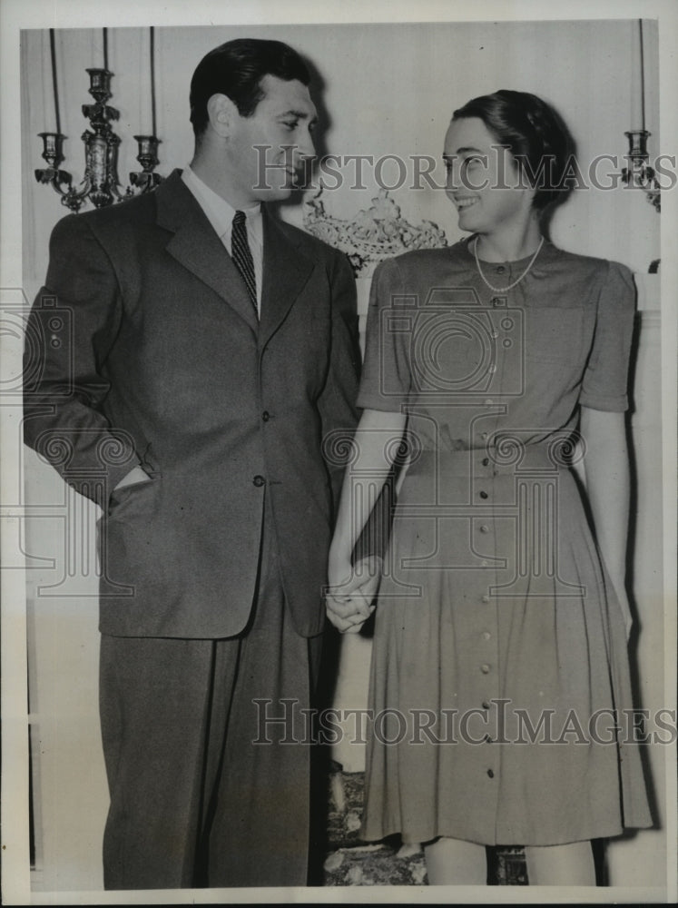 1940 Press Photo Josephine Tully debutante &amp; Parker Hall Rams football star- Historic Images