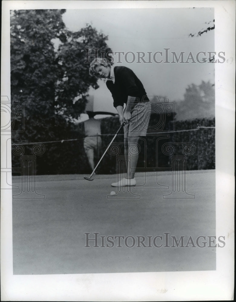 1962 Press Photo Sandra Haynie on putting green of a golf course - net27317- Historic Images