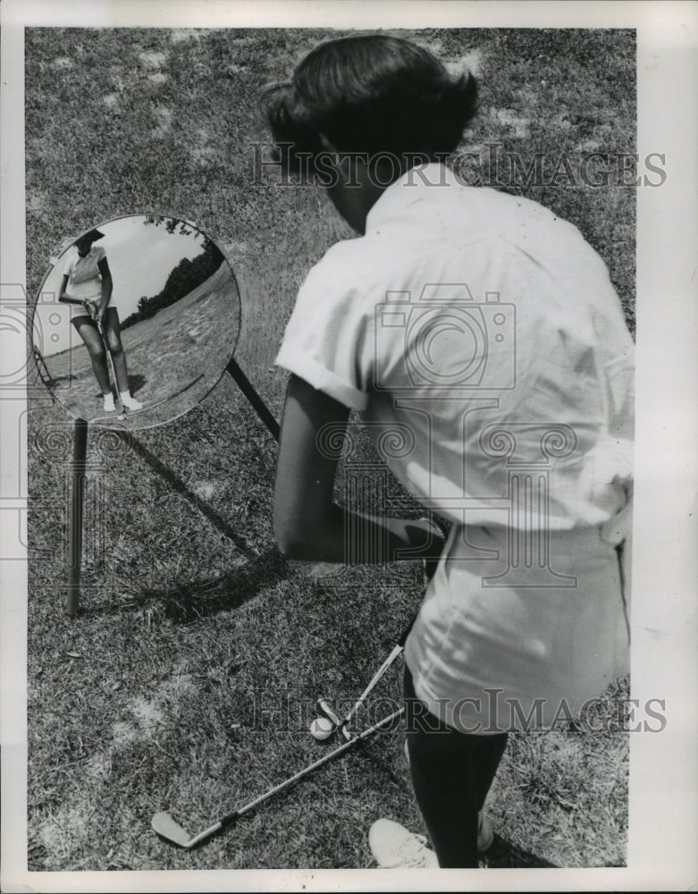 1959 Press Photo A woman practices golf shot in front of a mirror - net27326- Historic Images