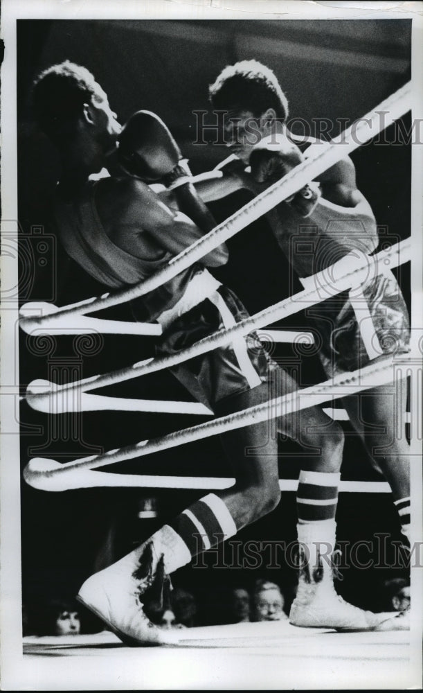 1976 Press Photo Arturo Pierce vs Duane Ware in boxing action - net27335- Historic Images