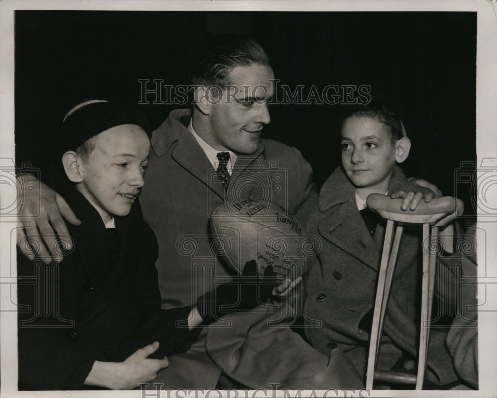 1940 Press Photo U of Penn football star Frank Reagan &amp; kids Nelson Geary- Historic Images