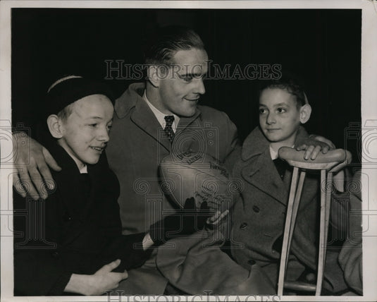 1940 Press Photo U of Penn football star Frank Reagan & kids Nelson Geary- Historic Images
