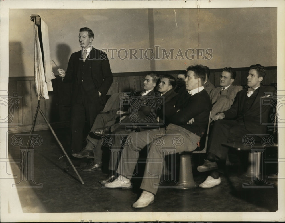 1933 Press Photo New Yale Head football Reggie Root with his players- Historic Images