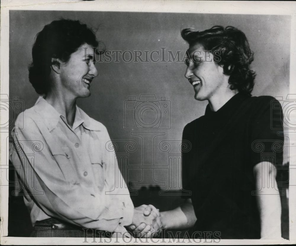 1948 Press Photo Louise Suggs, &amp; Miss Berczwk at North &amp; South golf in NC- Historic Images