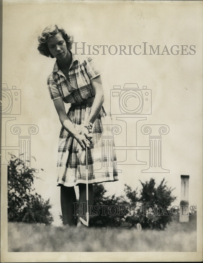 1941 Press Photo Golfer Mary Ann Herron shown taking a shot on the course- Historic Images