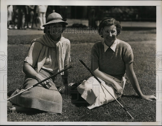 1938 Press Photo Charlotte Glutting, Mrs William Hockenjos at golf in PA- Historic Images