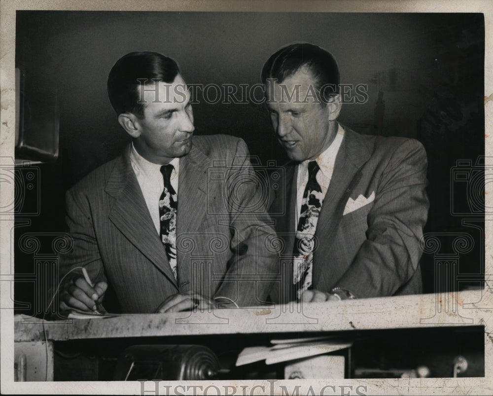 1948 Press Photo Detroit Tigers Pat Mullin and Eddie Mayo arrive in Cleveland- Historic Images