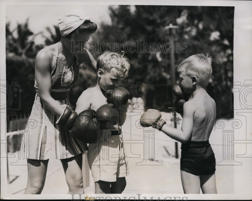 1941 Press Photo Sea Spray Beach Club boxing instructor Emmeline Moody & pupils- Historic Images