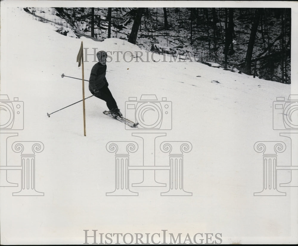 1970 Press Photo Skier Penny Pitou turns past a slalom pole on the slopes- Historic Images