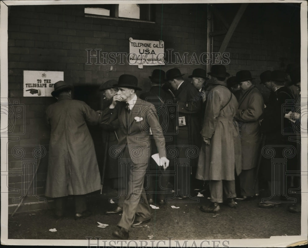 1928 Press Photo Fans crowd phone booth at Grand National steeplechase- Historic Images