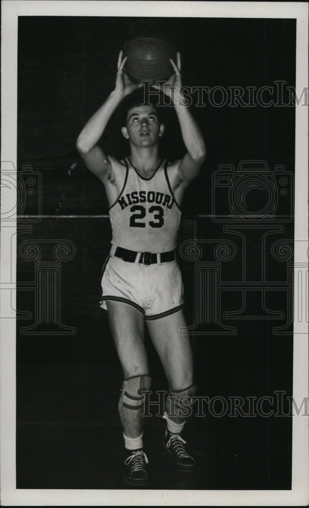 1940 Press Photo Portrait Of Bill Harvey Holding A Basketball - net28685- Historic Images