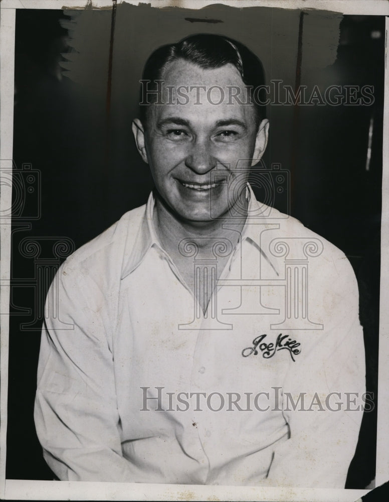 1935 Press Photo Bowler Joe Miller at a bowling alley - net28703- Historic Images