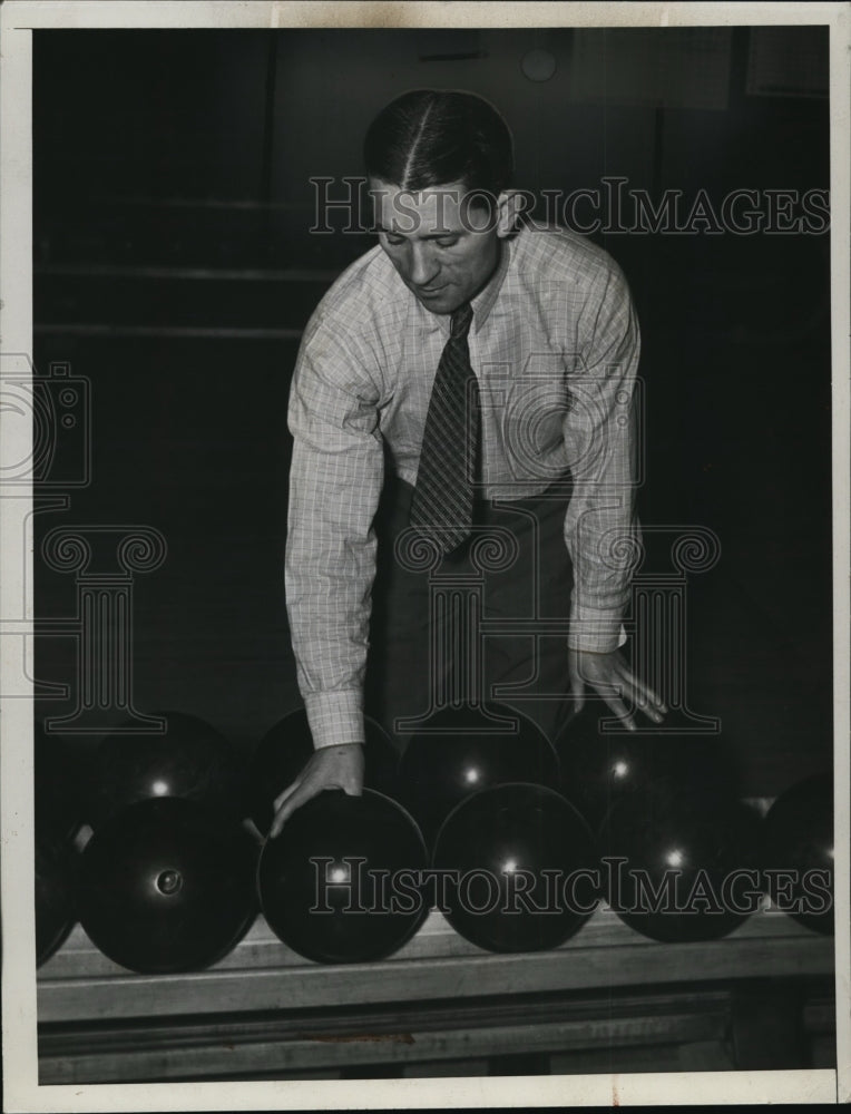 1936 Press Photo Bowler Skang Mercurio at a bowling alley - net28705- Historic Images