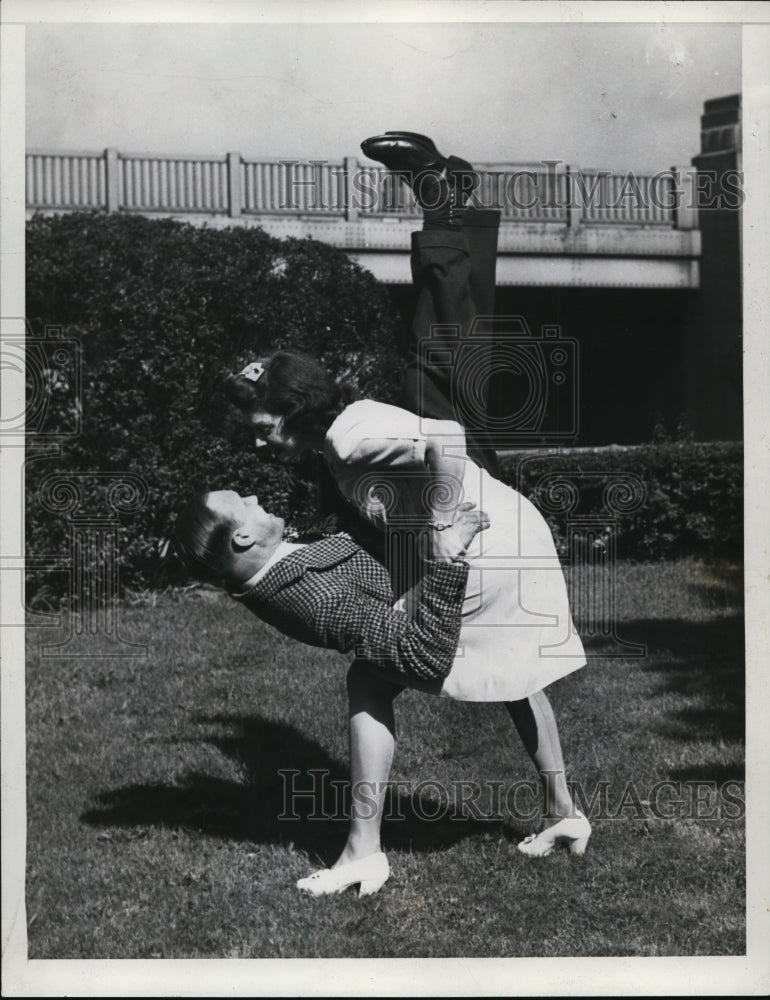 1943 Press Photo couple demonstrating a Judo take down move - net28764- Historic Images