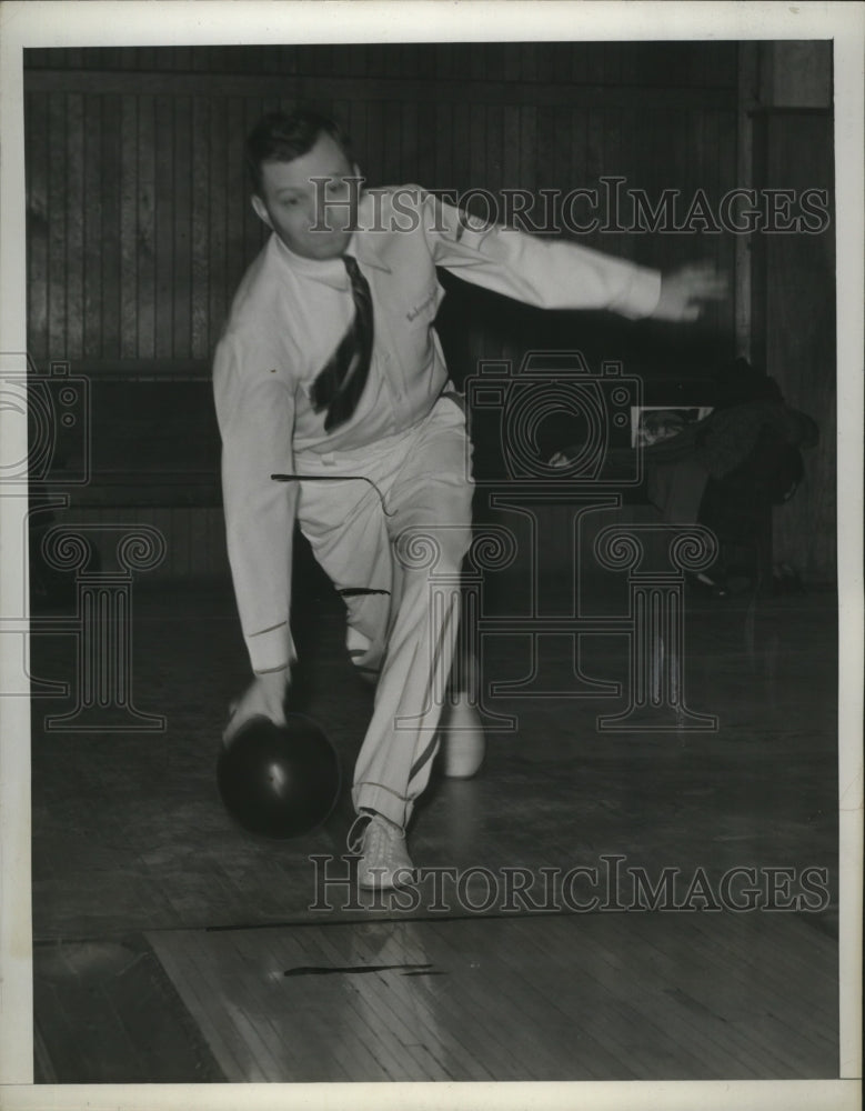 1939 Press Photo Bowler Johnny Coimmins demonstrates his delivery - net28850- Historic Images