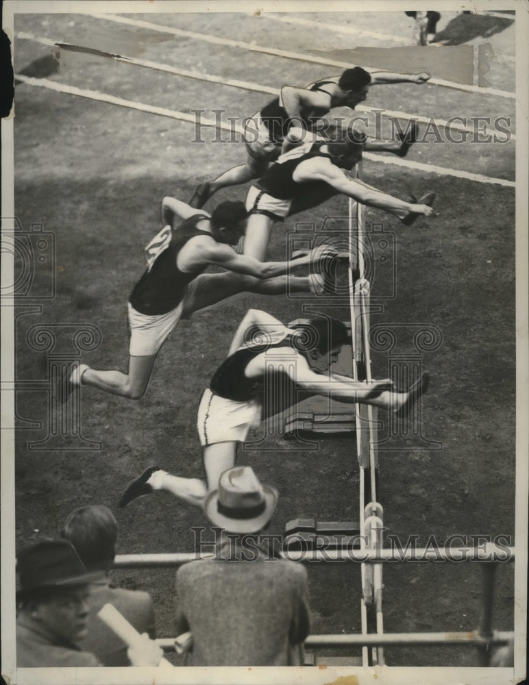 1933 Press Photo Yale&#39;s G. S. Lockwood wins the 120 Yard Hurdles at Penn Relays- Historic Images