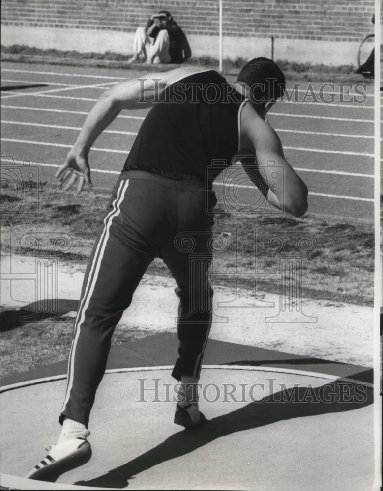 1965 Press Photo Randy Matson in the wind-up position at Rice vs Texas A&amp;M meet- Historic Images