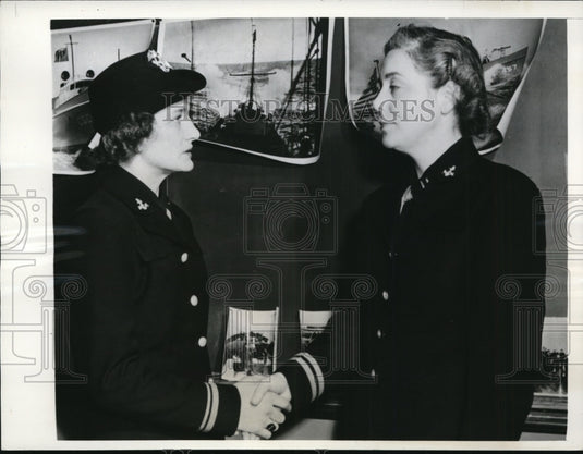 1943 Press Photo Lt jg Helen Jacobs ex tennis star & Lt Helen Shuey WAVES- Historic Images