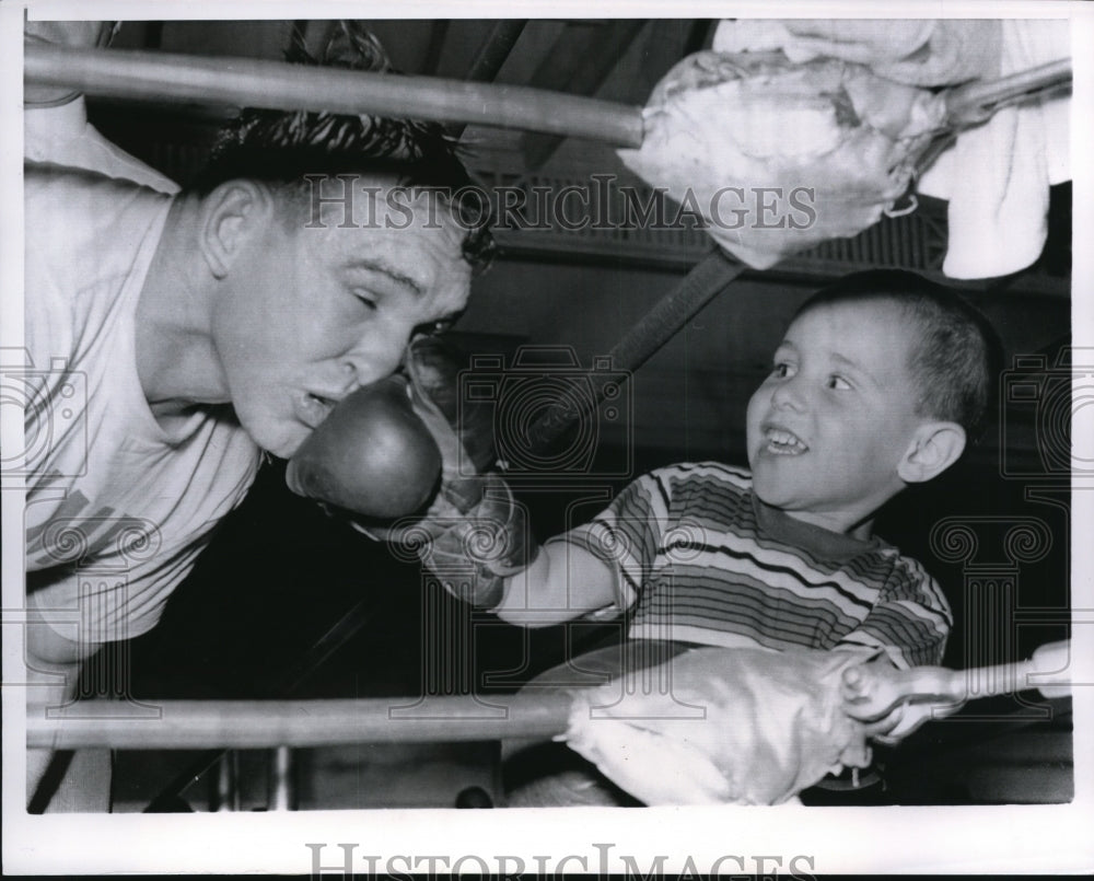 1962 Press Photo Boxer Gene Fullmer & son DeLaun at training for Dick Tiger- Historic Images