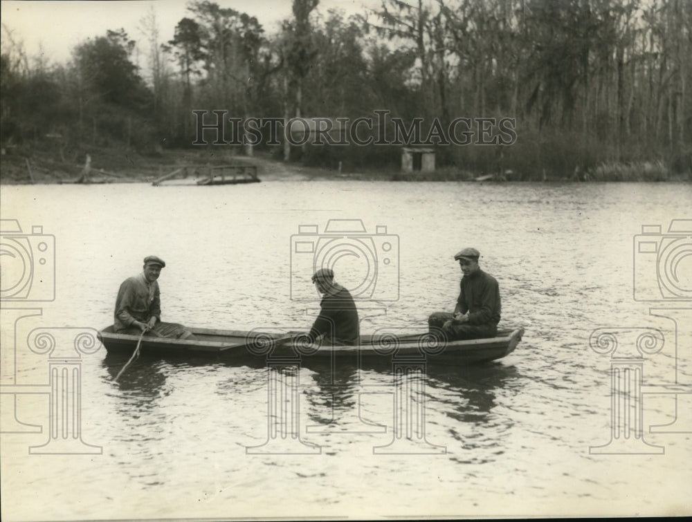 1921 Press Photo Scott Berry, Frank Walker &amp; another man in a row boat- Historic Images