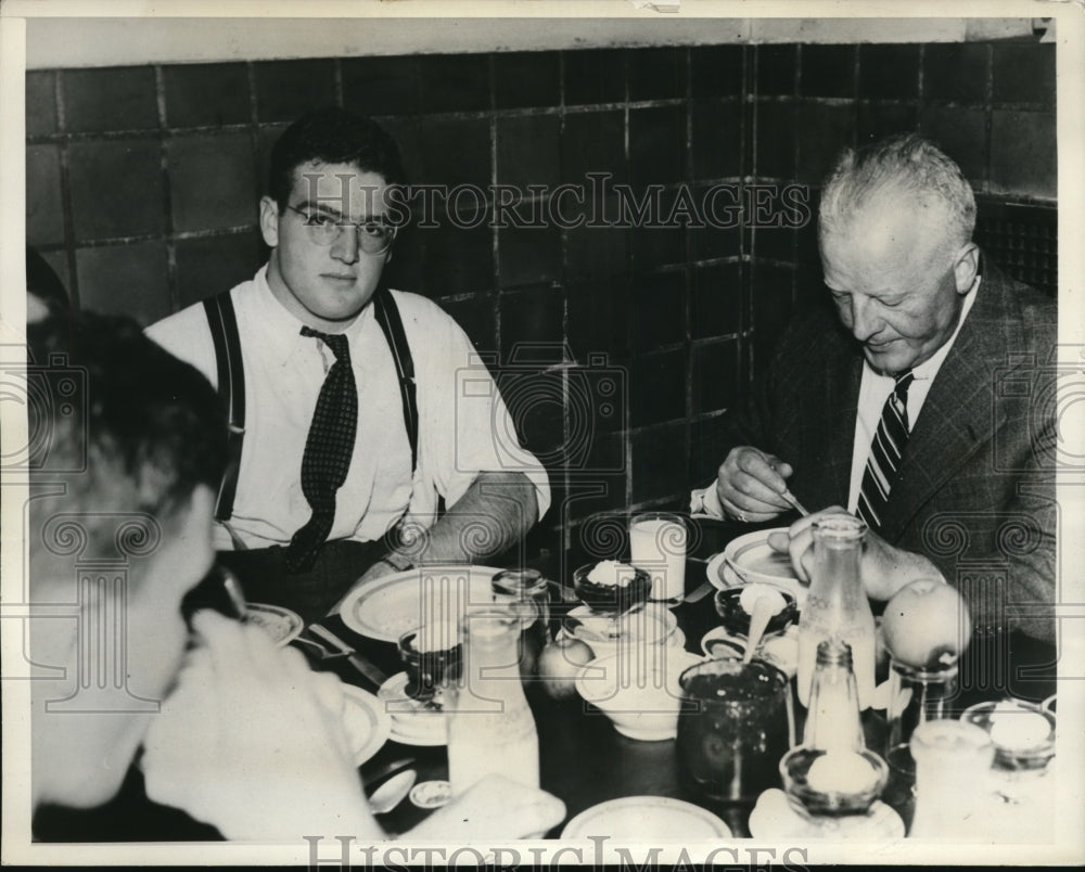 1937 Press Photo Yale football capt Clint Frank, Major Wandell at a meal- Historic Images