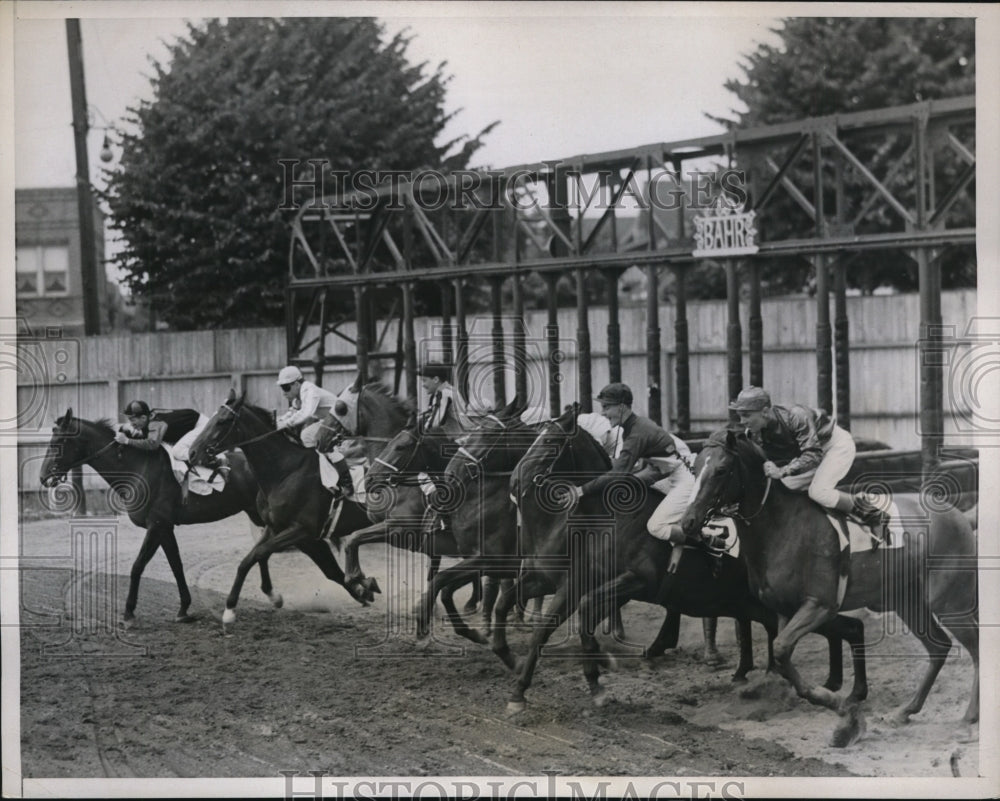 1937 Press Photo NYs Aqueduct racetrack Du Barry wins the race - net29828- Historic Images