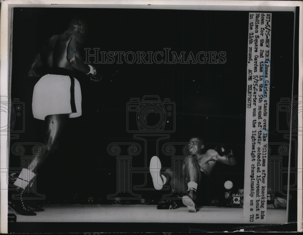 1951 Press Photo James Carter knocks down Ike Williams at NYC bout - net29897- Historic Images