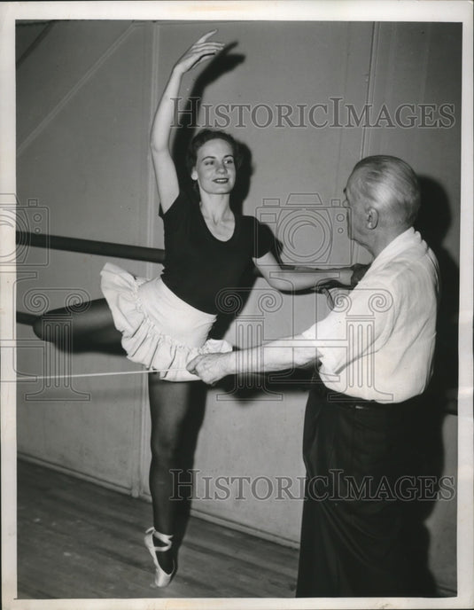 1955 Press Photo NY Civic Opera ballerina Barbara Dame Carson & trainer- Historic Images